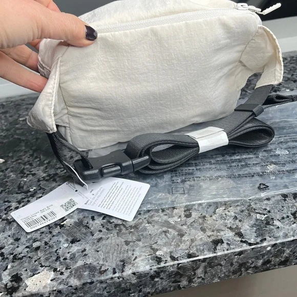 Lululemon Clean Lines Belt Bag White Opal with a 2L capacity - New with Tags - Picture 4 of 12